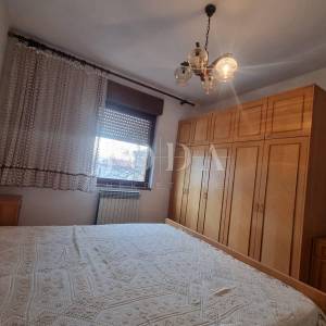 Novi Vinodolski-kuća sa 3 stambene jednice u centru grada