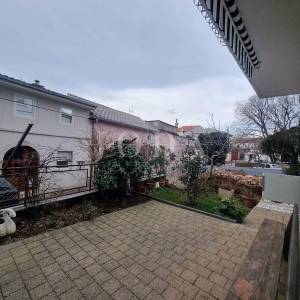 Novi Vinodolski-kuća sa 3 stambene jednice u centru grada