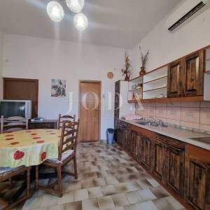 Novi Vinodolski-kuća sa 3 stambene jednice u centru grada