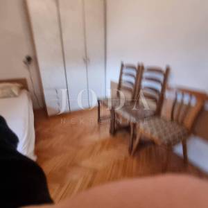 Novi Vinodolski-kuća sa 3 stambene jednice u centru grada