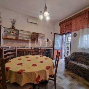 Novi Vinodolski-kuća sa 3 stambene jednice u centru grada