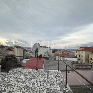 Novi Vinodolski-kuća sa 3 stambene jednice u centru grada