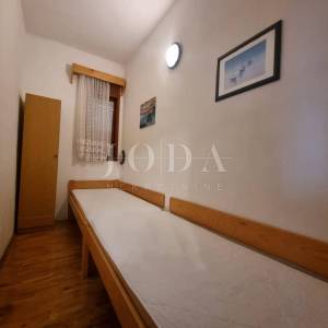 Novi Vinodolski-kuća sa 3 stambene jednice u centru grada
