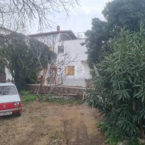 Novi Vinodolski-kuća sa 3 stambene jednice u centru grada