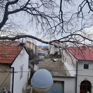 Novi Vinodolski-kuća sa 3 stambene jednice u centru grada