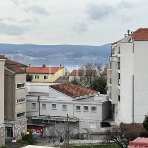 Novi Vinodolski-kuća sa 3 stambene jednice u centru grada