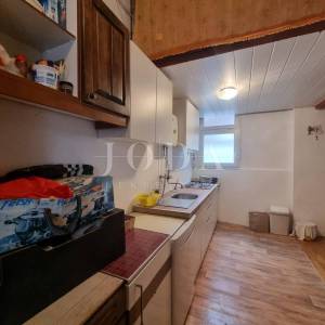 Novi Vinodolski-kuća sa 3 stambene jednice u centru grada