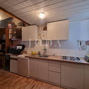 Novi Vinodolski-kuća sa 3 stambene jednice u centru grada