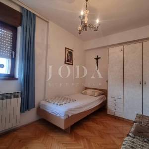 Novi Vinodolski-kuća sa 3 stambene jednice u centru grada