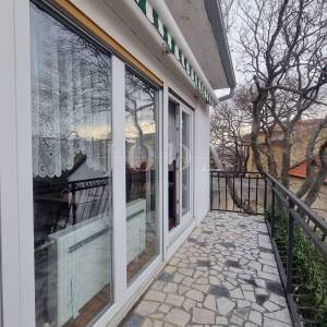 Novi Vinodolski-kuća sa 3 stambene jednice u centru grada