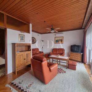 Novi Vinodolski-kuća sa 3 stambene jednice u centru grada