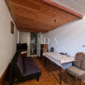 Novi Vinodolski-kuća sa 3 stambene jednice u centru grada