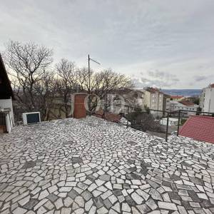 Novi Vinodolski-kuća sa 3 stambene jednice u centru grada