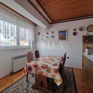 Novi Vinodolski-kuća sa 3 stambene jednice u centru grada