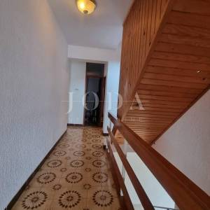 Novi Vinodolski-kuća sa 3 stambene jednice u centru grada