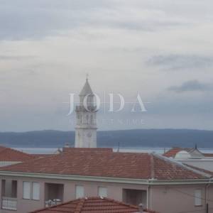 Novi Vinodolski-kuća sa 3 stambene jednice u centru grada