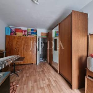 Novi Vinodolski-kuća sa 3 stambene jednice u centru grada