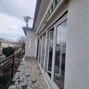 Novi Vinodolski-kuća sa 3 stambene jednice u centru grada