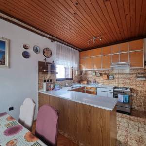 Novi Vinodolski-kuća sa 3 stambene jednice u centru grada