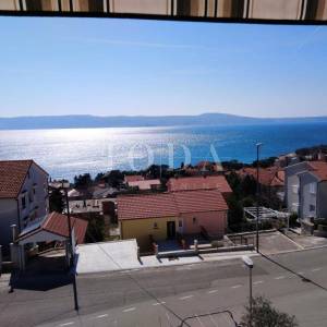 Novi Vinodolski. kuća sa četiri stana i poslovnim prostorom