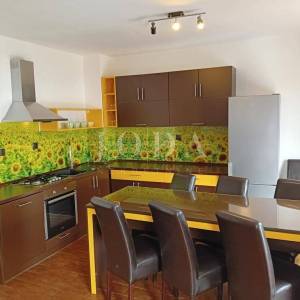 Novi Vinodolski. kuća sa četiri stana i poslovnim prostorom