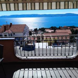 Novi Vinodolski. kuća sa četiri stana i poslovnim prostorom