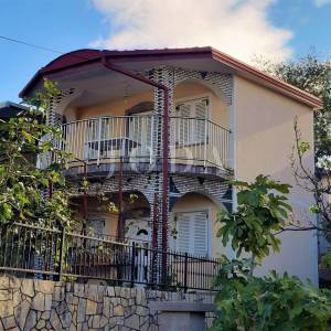 Novi Vinodolski, kuća sa četiri apartmana u blizini centra