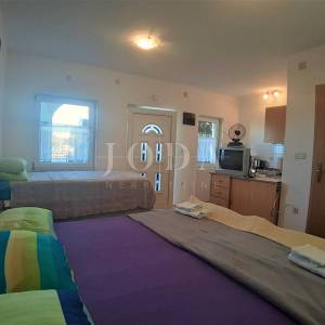 Novi Vinodolski, kuća sa četiri apartmana u blizini centra