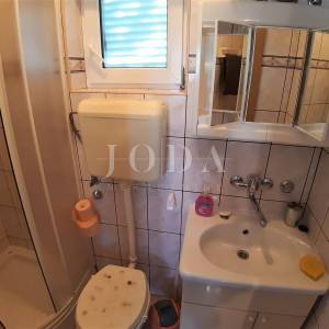 Novi Vinodolski, kuća sa četiri apartmana u blizini centra