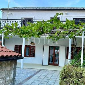 NOVI VINODOLSKI, kuća sa dvorišnim objektom u blizini centra