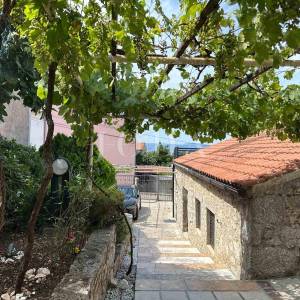 NOVI VINODOLSKI, kuća sa dvorišnim objektom u blizini centra
