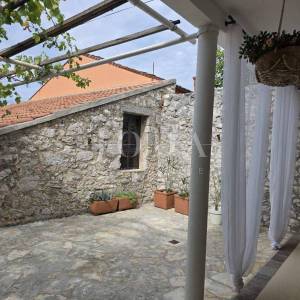 NOVI VINODOLSKI, kuća sa dvorišnim objektom u blizini centra