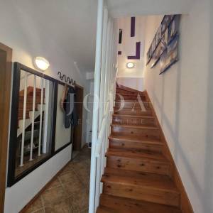 NOVI VINODOLSKI, kuća sa dvorišnim objektom u blizini centra