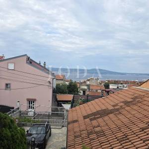 NOVI VINODOLSKI, kuća sa dvorišnim objektom u blizini centra