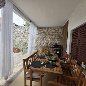 NOVI VINODOLSKI, kuća sa dvorišnim objektom u blizini centra