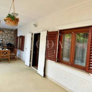 NOVI VINODOLSKI, kuća sa dvorišnim objektom u blizini centra
