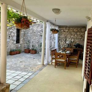 NOVI VINODOLSKI, kuća sa dvorišnim objektom u blizini centra