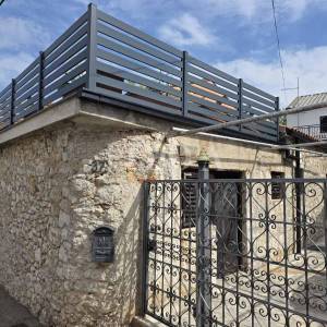 NOVI VINODOLSKI, kuća sa dvorišnim objektom u blizini centra