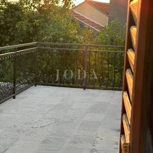 NOVI VINODOLSKI, kuća sa dvorišnim objektom u blizini centra