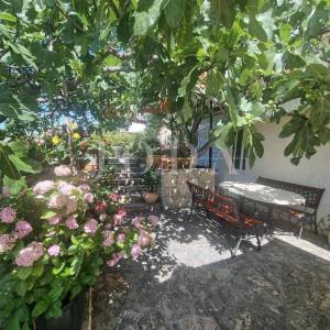 Novi Vinodolski, kuća sa tri stana i prekrasnim pogledom na more