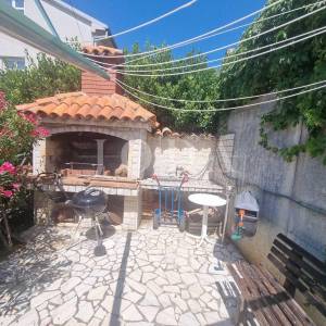 Novi Vinodolski, kuća sa tri stana i prekrasnim pogledom na more