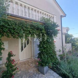 Novi Vinodolski, kuća sa tri stana i prekrasnim pogledom na more