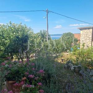 Novi Vinodolski, kuća sa tri stana i prekrasnim pogledom na more