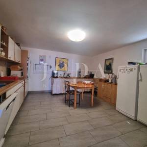 Novi Vinodolski, kuća sa tri stana i prekrasnim pogledom na more