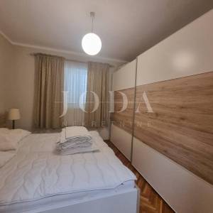 Novi Vinodolski, kuća sa tri stana i prekrasnim pogledom na more