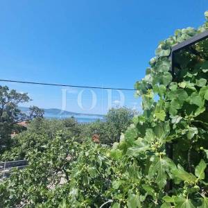 Novi Vinodolski, kuća sa tri stana i prekrasnim pogledom na more