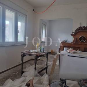 Novi Vinodolski, kuća u centru sa prostranom okućnicom