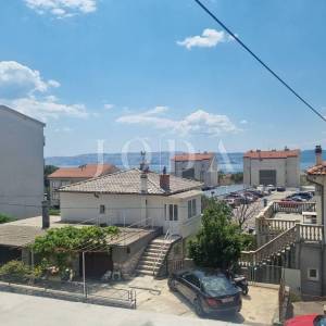 Novi Vinodolski, kuća u centru sa prostranom okućnicom