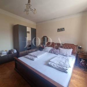 Novi Vinodolski, kuća u centru sa prostranom okućnicom