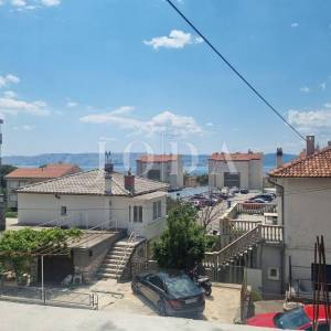 Novi Vinodolski, kuća u centru sa prostranom okućnicom